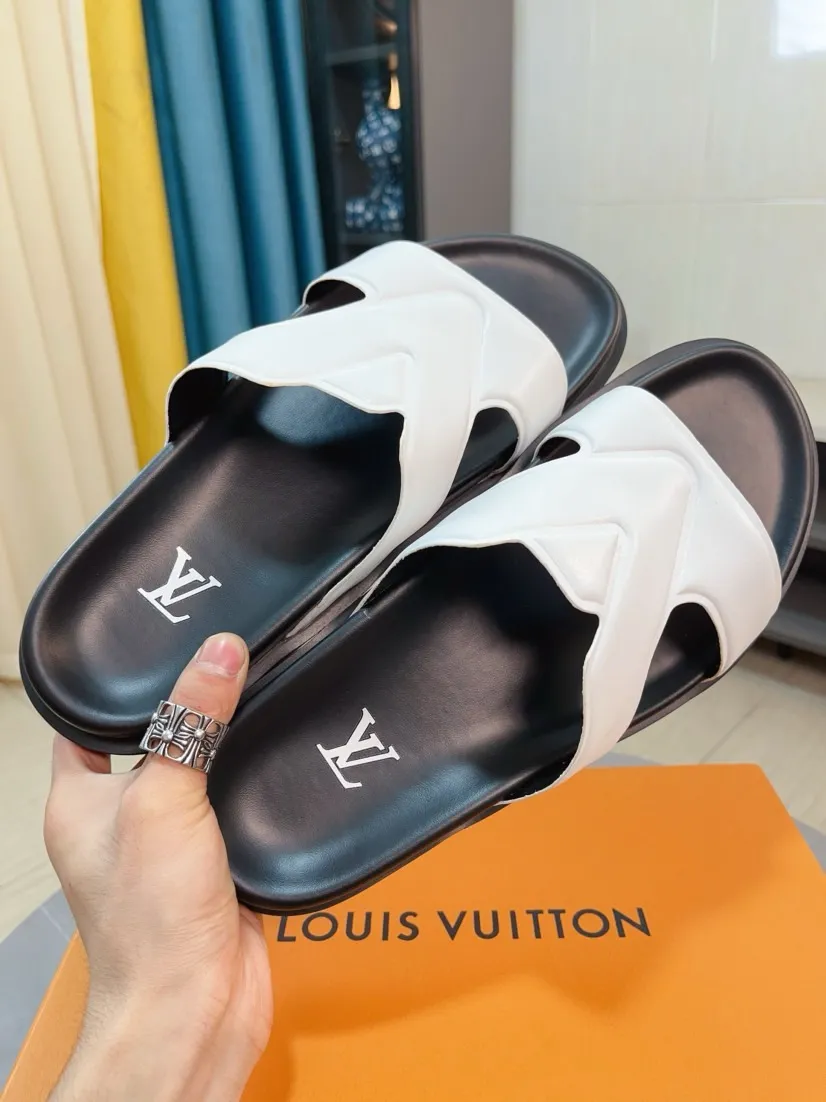Men's shoes💰300🌹🌹【LV】Multi-color new men's slippers, original top-quality version, original special cowhide with pebbled embossing➕sheepskin on the inner and side, non-slip combination sole, more stable walking, more comfortable and lightweight, high-end and generous, size: 38~44